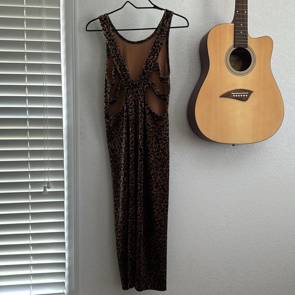 Beautiful cheetah print dress. Velvet like material. - Picture 4 of 6